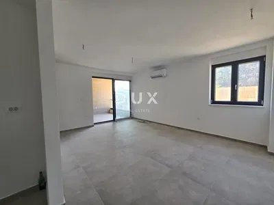 غرفة معيشة; أرضية من البلاط, ضوء طبيعي, مجدد