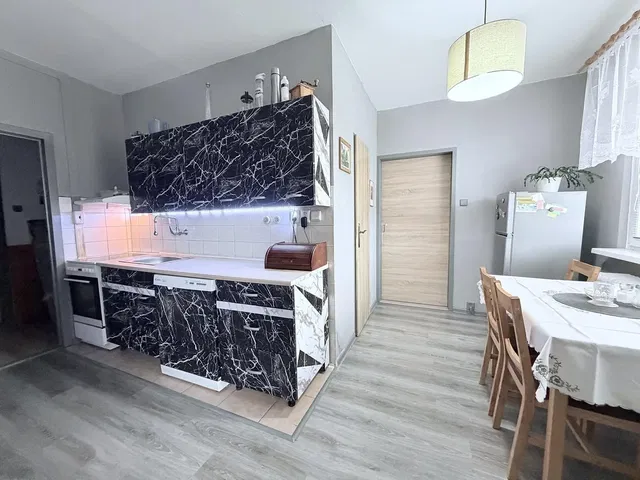 Kuchyně; přirozené světlo, moderní styl