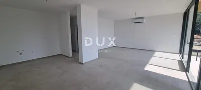 غرفة معيشة; أرضية من البلاط, ضوء طبيعي, مجدد