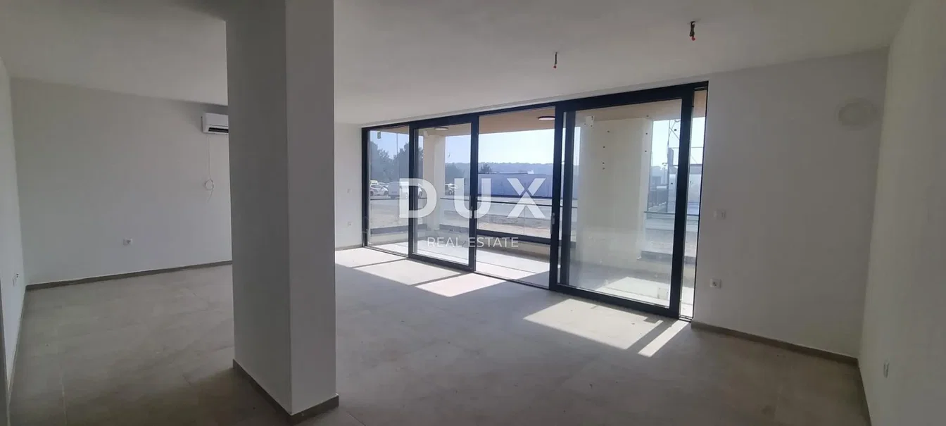 غرفة معيشة; إطلالة, أرضية من البلاط, ضوء طبيعي, مجدد