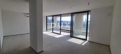 غرفة معيشة; إطلالة, أرضية من البلاط, ضوء طبيعي, مجدد