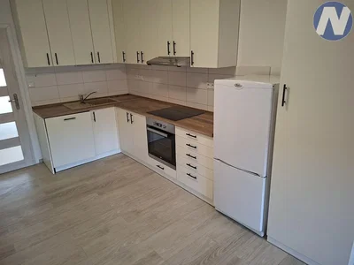 Cucina; elettrodomestici, pavimento in piastrelle