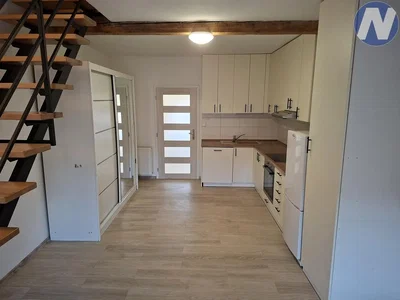 Cucina; pavimento in legno, ristrutturato, luce naturale