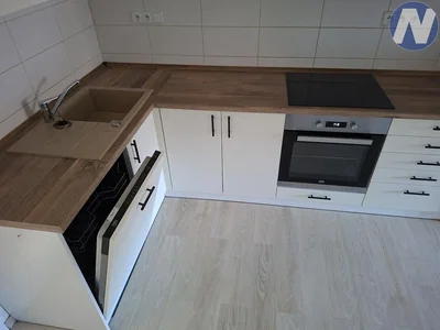 Cucina; elettrodomestici, pavimento in piastrelle