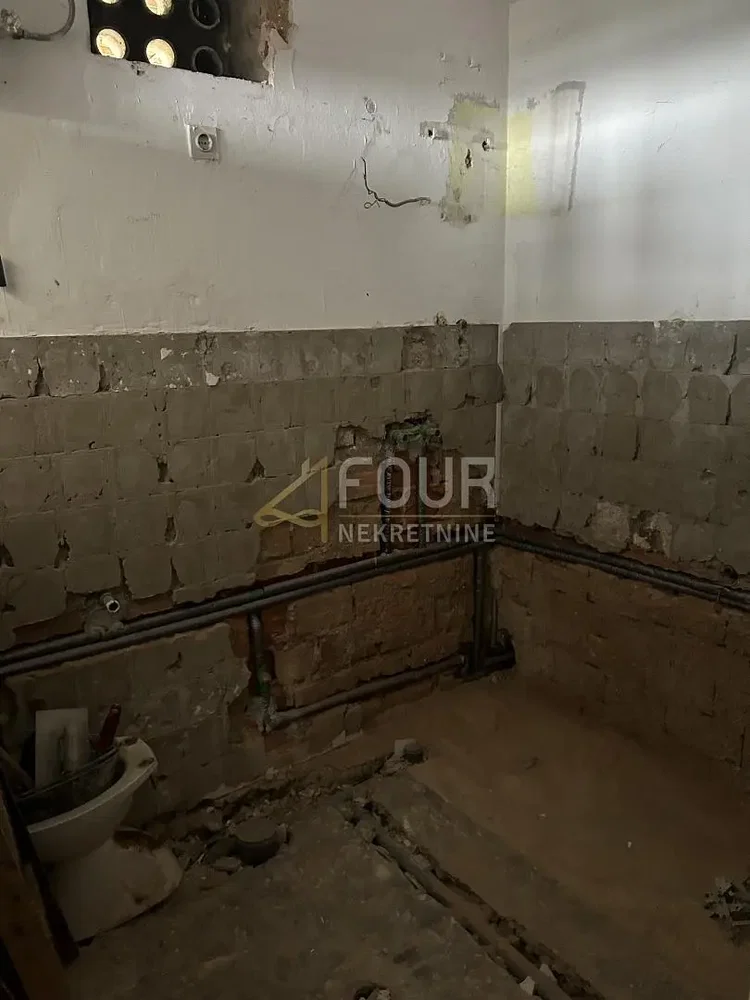 Toilette; renovierungsbedürftig