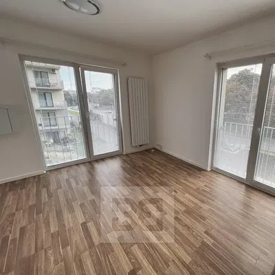 Wohnzimmer; blick, holzboden, tageslicht