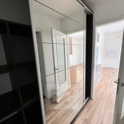 Schlafzimmer; holzboden, tageslicht, renoviert