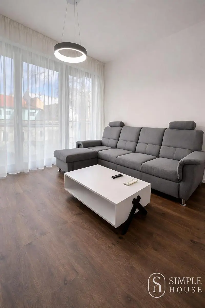 Woonkamer; houten vloer, natuurlijk licht, moderne stijl