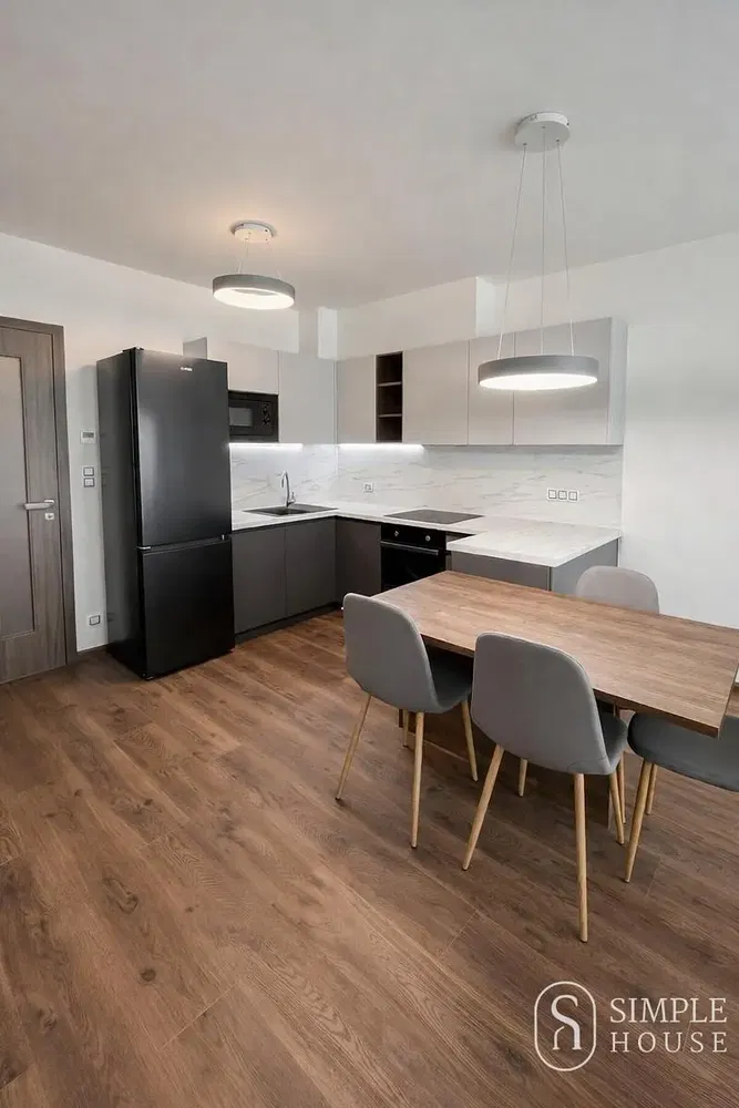 Keuken; keukenapparatuur, natuurlijk licht, moderne stijl, houten vloer