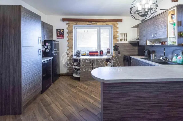 Kuchyně; kuchyňské spotřebiče, přirozené světlo, moderní styl, dřevěná podlaha