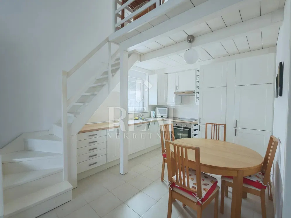 مطبخ; أرضية من البلاط, عوارض خشبية, مجدد, ضوء طبيعي, أسلوب عصري