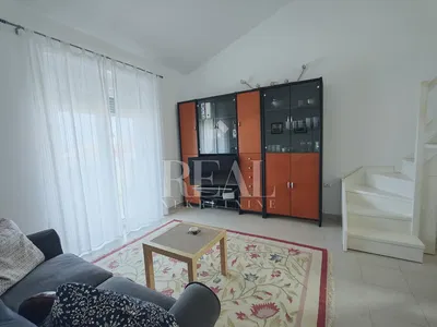 غرفة معيشة; أرضية من البلاط, ضوء طبيعي