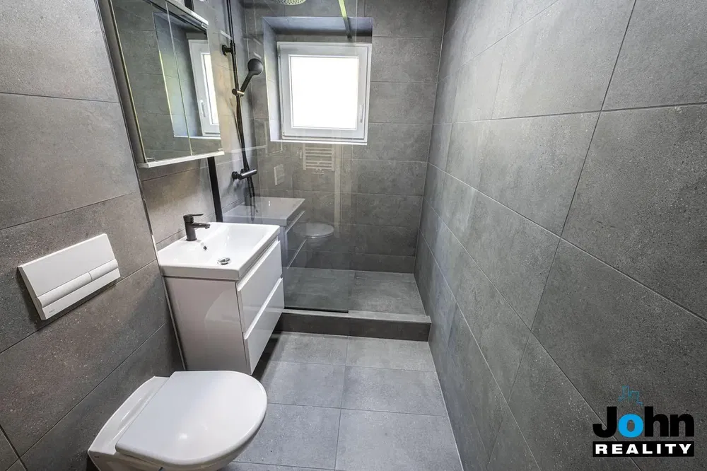 Toilette; fliesenboden, renoviert, tageslicht