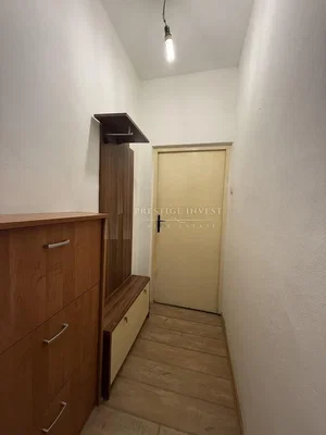 غرفة خلع الملابس; أرضية خشبية