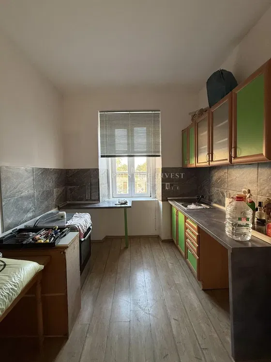 مطبخ; أرضية من البلاط, أرضية خشبية, يحتاج إلى تجديد, ضوء طبيعي