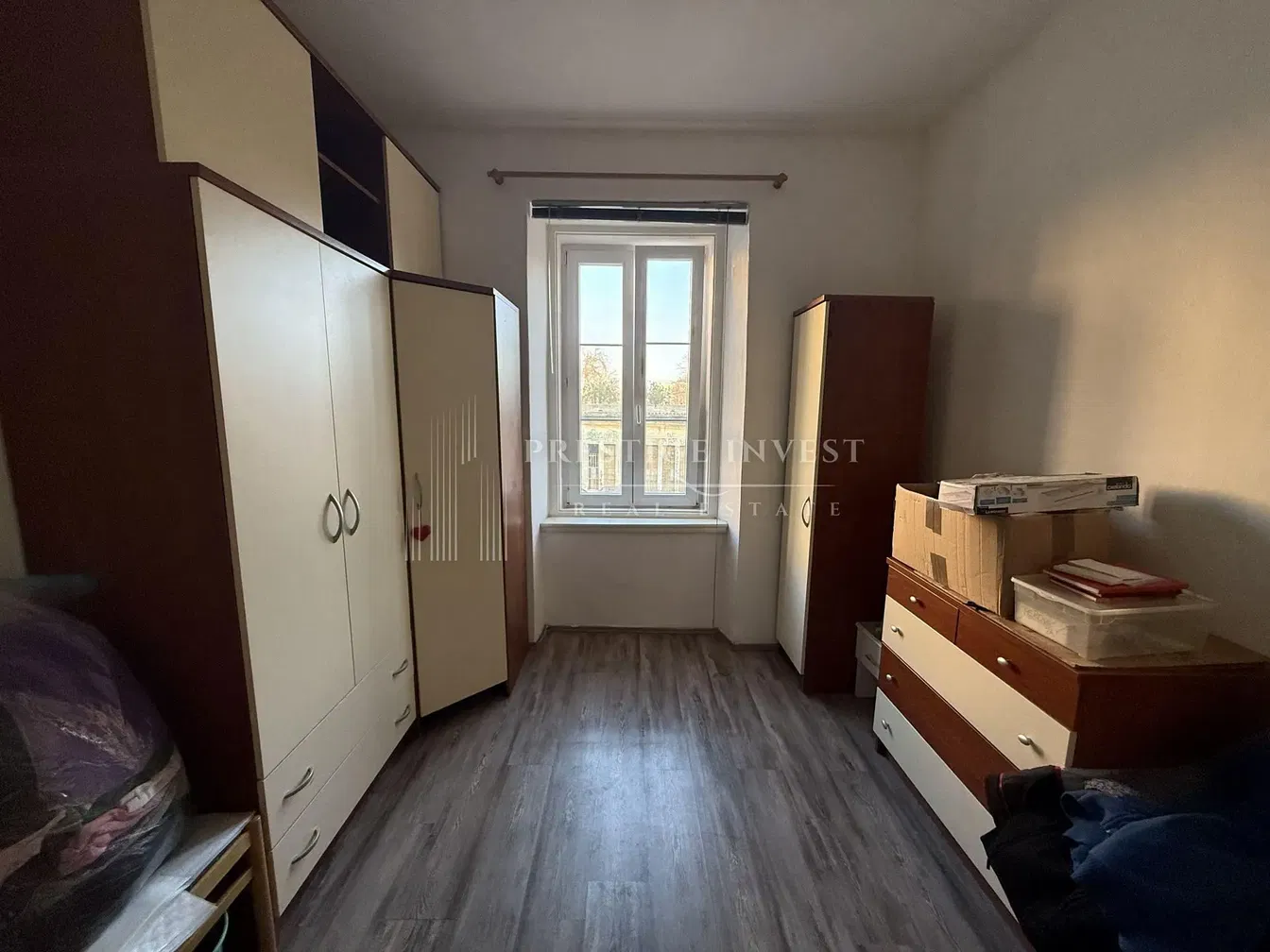 غرفة نوم; أرضية خشبية, ضوء طبيعي, يحتاج إلى تجديد