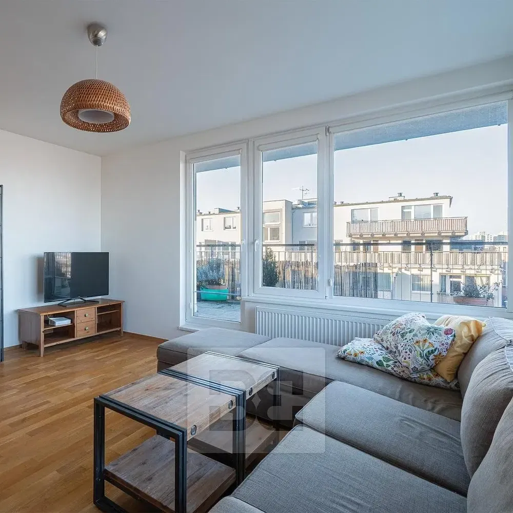 Woonkamer; uitzicht, houten vloer, natuurlijk licht