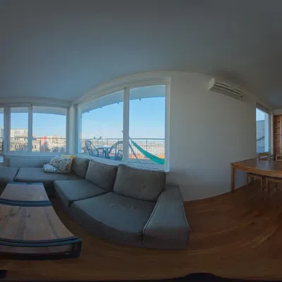 Woonkamer; uitzicht, houten vloer, natuurlijk licht