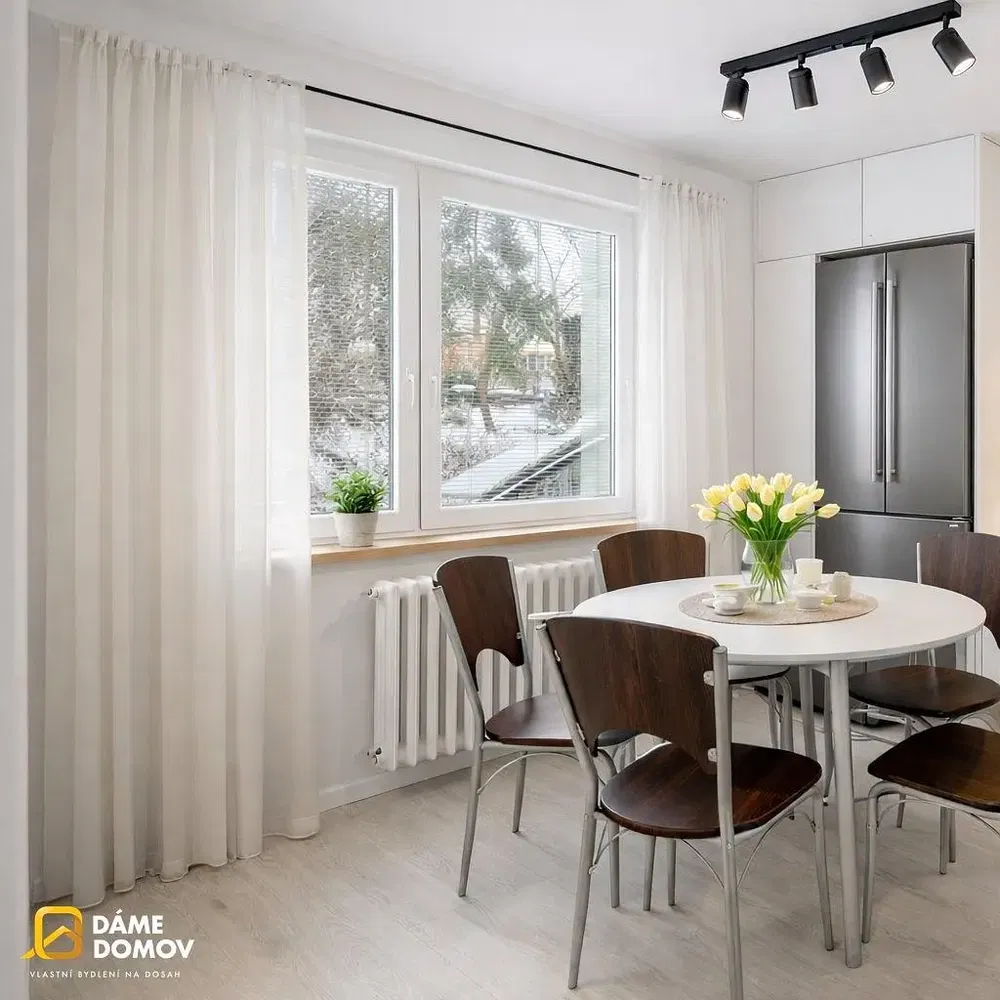 Kuchyně; výhled, přirozené světlo, moderní styl