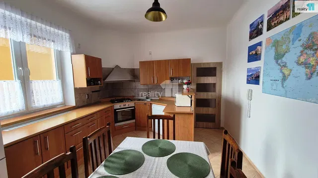 Cocina; electrodomésticos, suelo de baldosas, luz natural