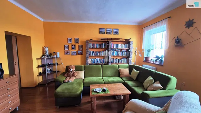 Salón; suelo de madera, luz natural, estilo moderno