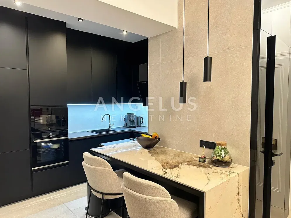 Kitchen; kitchen appliances, modern style, renovated, natural light