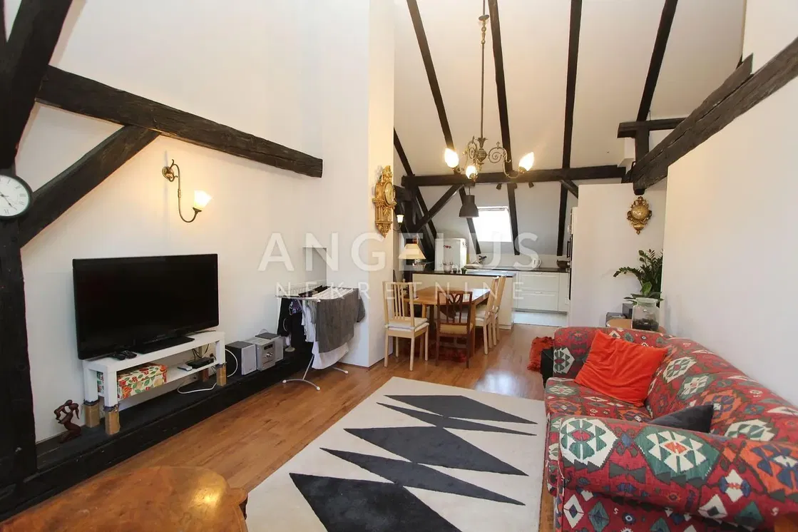 Хол; дървени греди, селски стил, естествена светлина