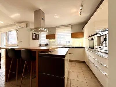 Кухня; кухненски уреди, естествена светлина, модерен стил, плочки, ремонтиран