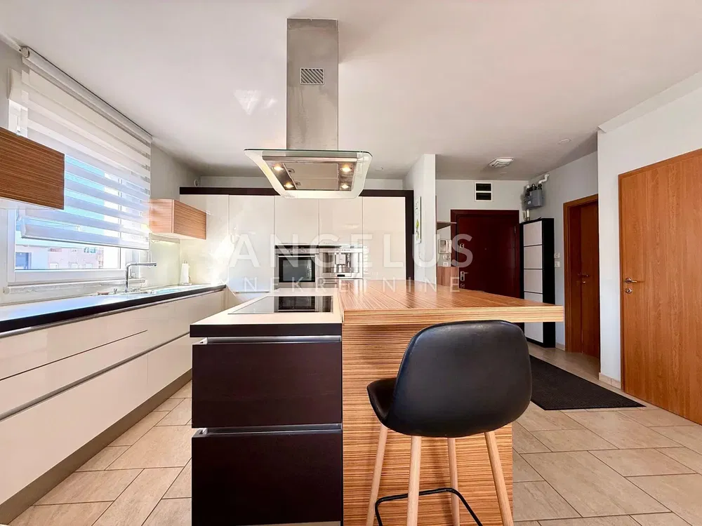 Кухня; кухненски уреди, плочки, естествена светлина, модерен стил