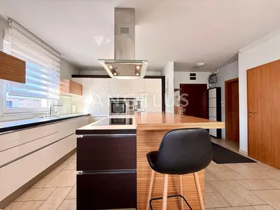 Кухня; кухненски уреди, плочки, естествена светлина, модерен стил