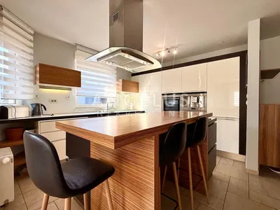 Кухня; кухненски уреди, естествена светлина, модерен стил, плочки