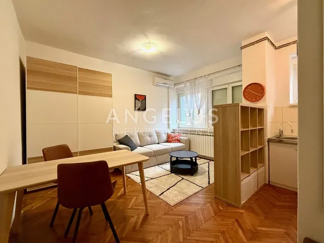 Living room; modern style, wood floor, natural light