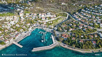 Casa y alrededores; vista