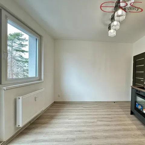 Soggiorno; vista, pavimento in legno, luce naturale