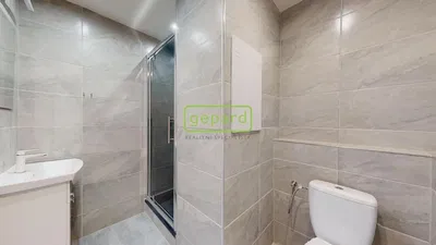 Toilette; fliesenboden, renoviert, tageslicht