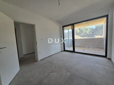 غرفة معيشة; أرضية من البلاط, إطلالة, يحتاج إلى تجديد