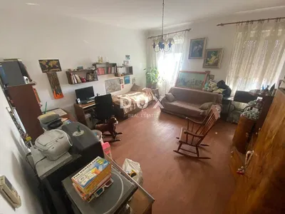 غرفة معيشة; أرضية خشبية, ضوء طبيعي