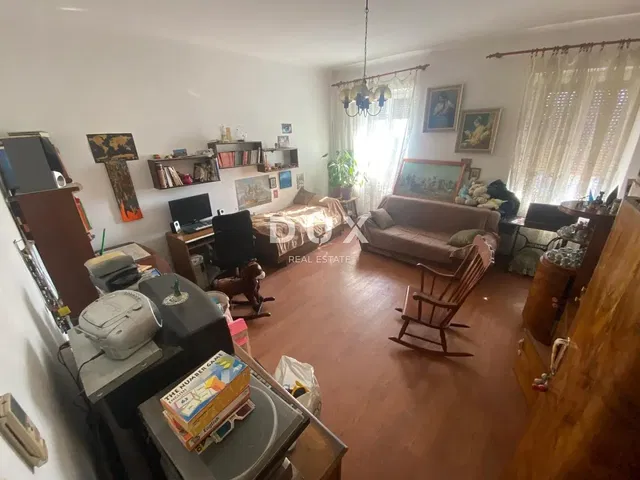 غرفة معيشة; أرضية خشبية, ضوء طبيعي