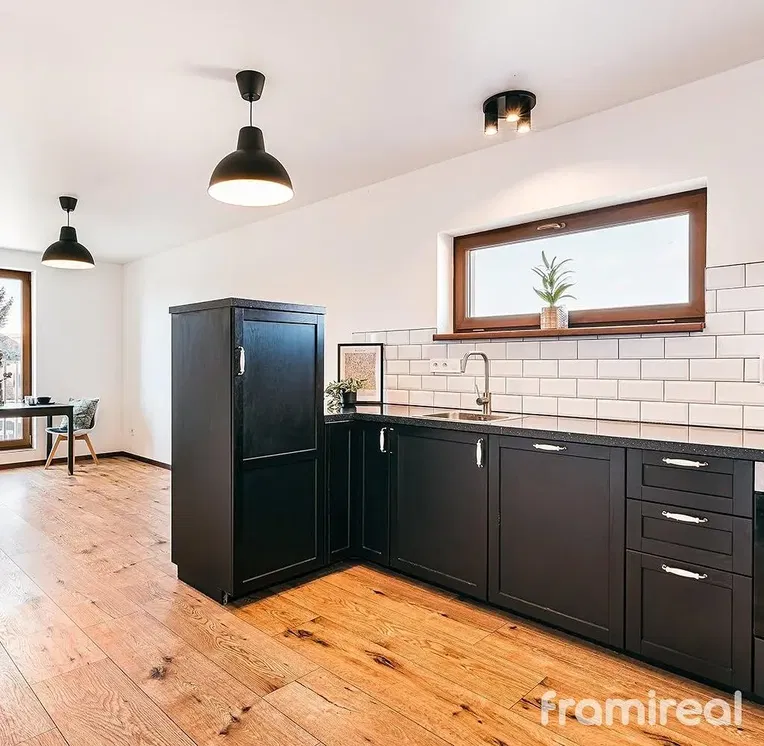 Cucina; pavimento in legno, luce naturale, stile moderno