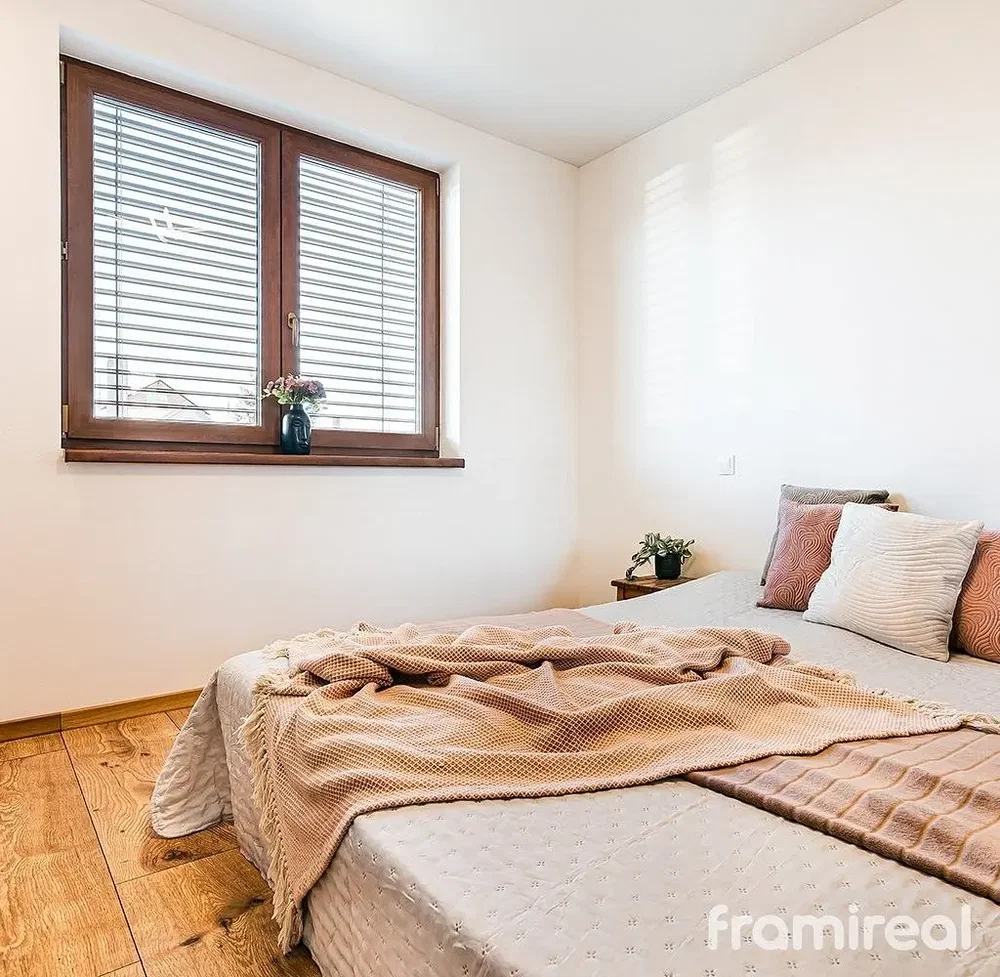 Camera da letto; luce naturale, pavimento in legno, stile moderno