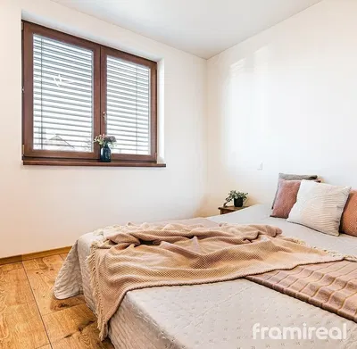 Camera da letto; luce naturale, pavimento in legno, stile moderno