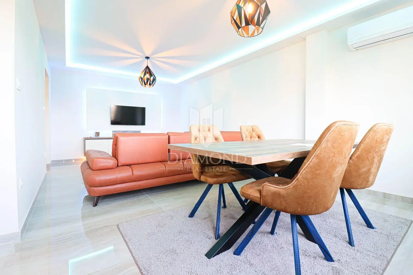 غرفة معيشة; أسلوب عصري, أرضية من البلاط, ضوء طبيعي, مجدد