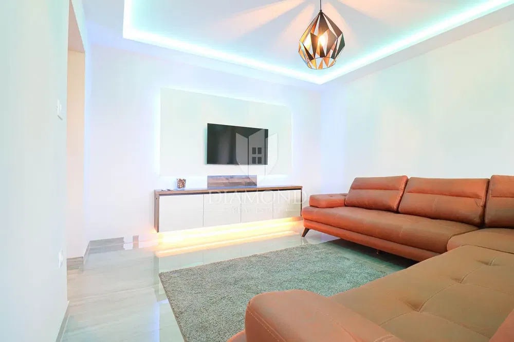 غرفة معيشة; أسلوب عصري, ضوء طبيعي, مجدد