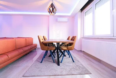 غرفة معيشة; أسلوب عصري, أرضية من البلاط, ضوء طبيعي