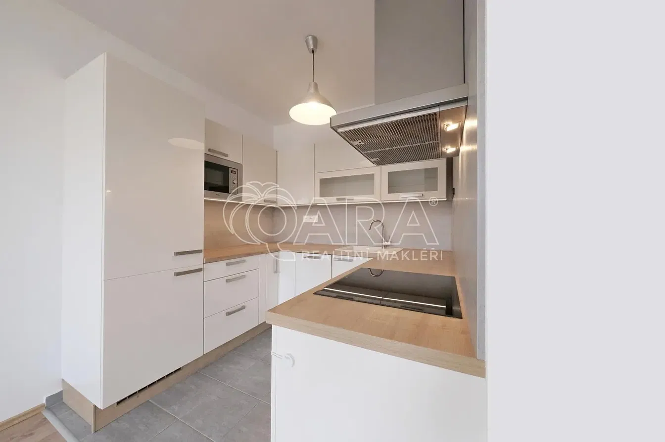 Kuhinja; kućanski aparati, pločice, renoviran