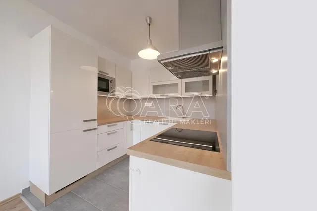 Cocina; electrodomésticos, suelo de baldosas, renovado
