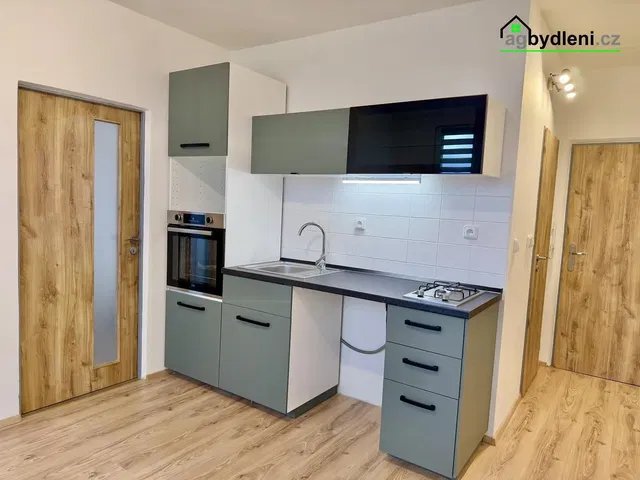 Cucina; elettrodomestici, luce naturale, stile moderno