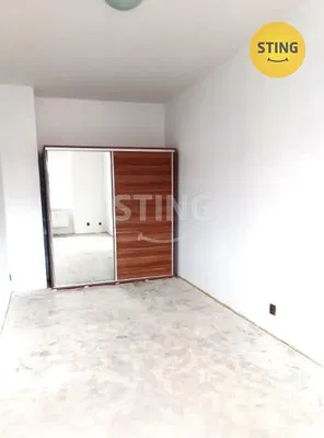 Dormitorio; necesita renovación, luz natural