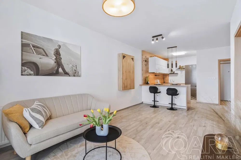 Woonkamer; moderne stijl, houten vloer, natuurlijk licht, gerenoveerd