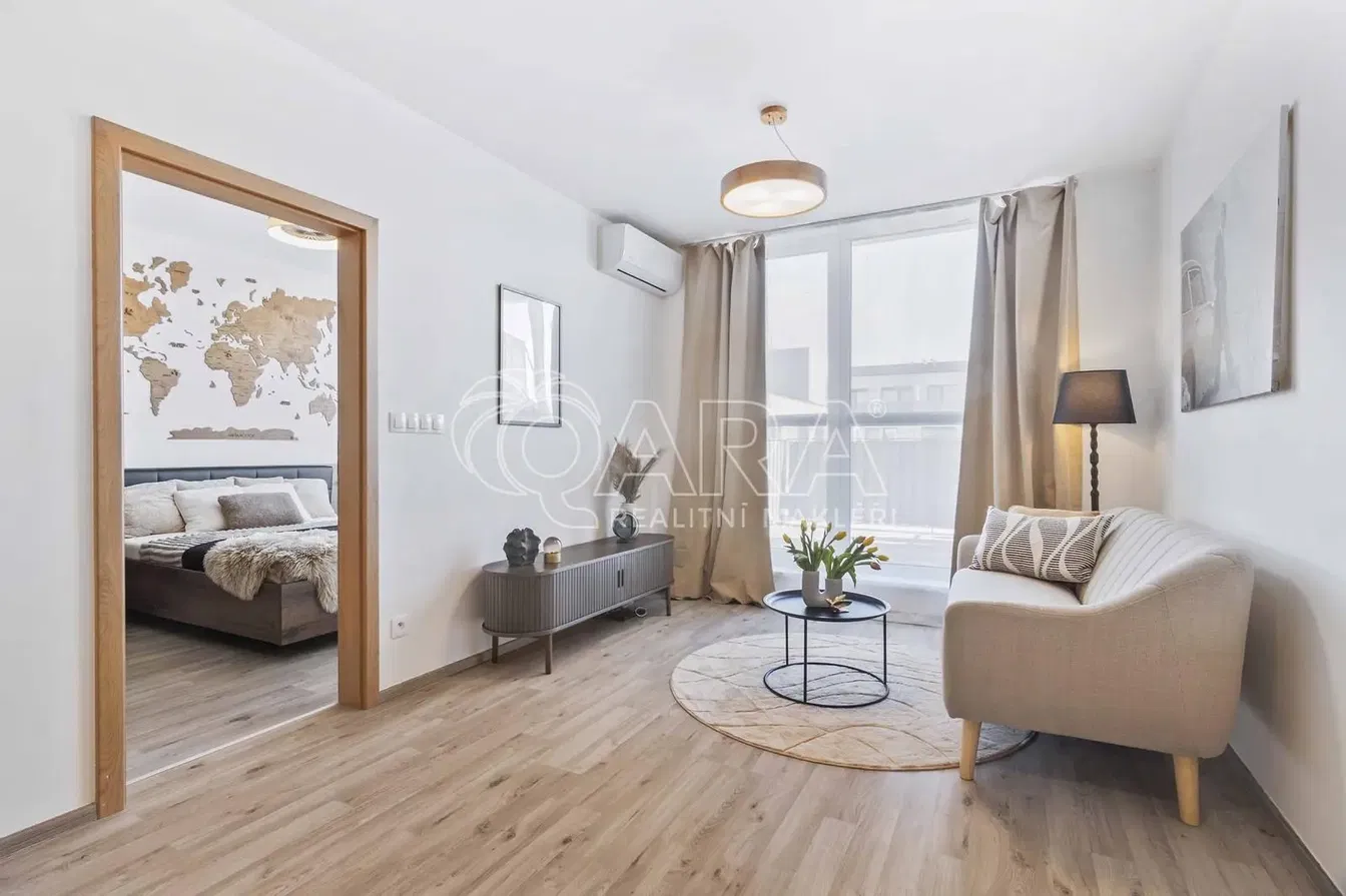 Woonkamer; natuurlijk licht, moderne stijl, houten vloer